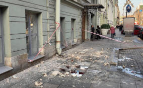 На прохожего в Петербурге упал кусок фасада