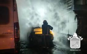 В Приозерске тушили микроавтобус и легковушку с прицепом