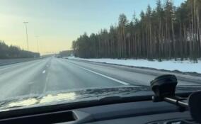 Две легковушки улетели в кювет из-за гололеда на трассе «Скандинавия»