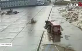 В Пулково во время отработки действий спасателей перевернулась машина с пожарным расчетом