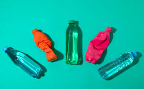 Пассажиры сдали более 35 тысяч бутылок и банок на вокзале в Выборге