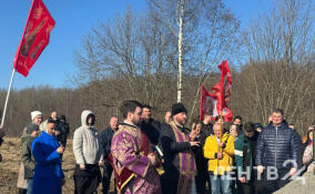 В Новосаратовке установили Поклонный крест на месте будущего храма