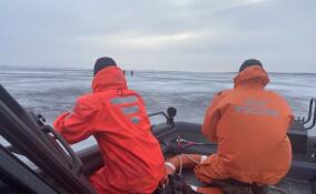 Спасатели эвакуировали мужчину с тонкого льда озера Хаболово