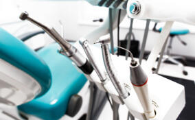 Прокуратура нашла нарушения в оплате труда стоматологов в Тосненской КМБ