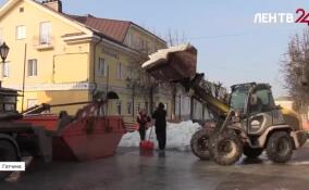 Соборную площадь в Гатчине готовят к весеннему сезону