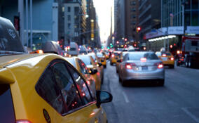 Стало известно, сколько зарабатывают таксисты в Петербурге