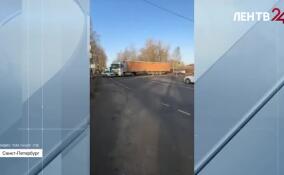 ДТП с участием фуры полностью перекрыло движение на Колпинском шоссе