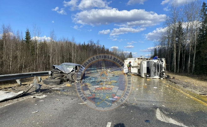 На трассе под Тосно столкнулись бензовоз, грузовик и легковушка