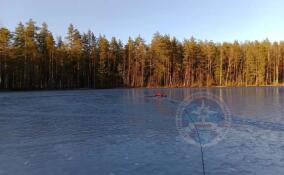 Спасатели извлекли тело рыбака из озера Лебяжье