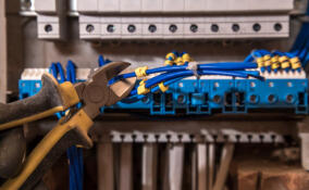 Более 2 км незаконных линий связи обнаружили в Ленобласти