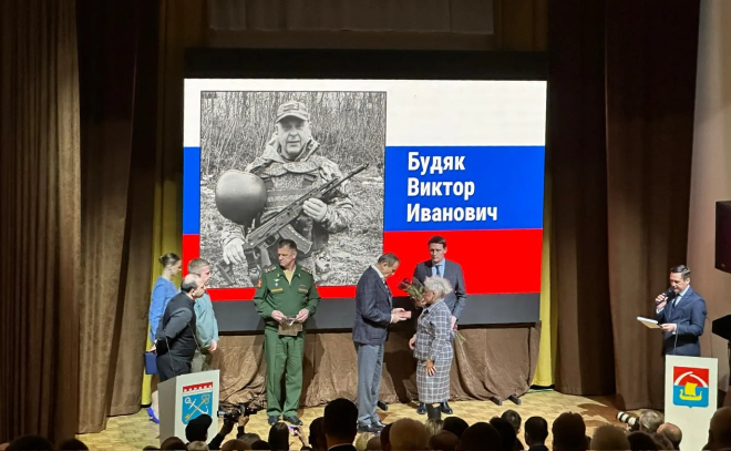 Александр Дрозденко вручил награды герою СВО и родным погибших защитников