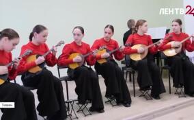 На сцене в Тихвине прошел совместный концерт артистов областной филармонии и учащихся музыкальной школы из Енакиево