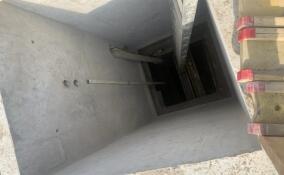 Рабочий упал в коллектор с водой и утонул в Кудрово