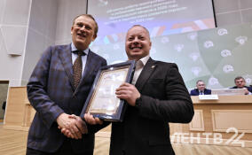 Фоторепортаж: в Ленобласти обсудили развитие АПК и передали новую технику лесничествам