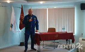 Космонавт Олег Артемьев передал музею в Выборге уникальный экспонат