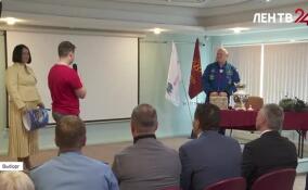 В преддверии 12 апреля космонавт Олег Артемьев встретился с выборжанами