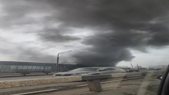 На Кушелевской дороге полыхает автосервис – видео