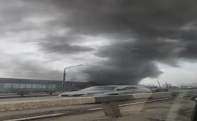 На Кушелевской дороге полыхает автосервис – видео