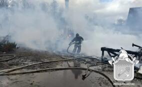 При пожаре в садоводстве в Кировском районе пострадала женщина