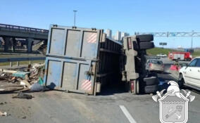 На съезде с КАД во Всеволожском районе опрокинулся грузовик