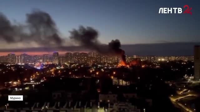 В Мурино загорелся заброшенный деревянный дом