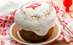 Великая суббота в Мурино: верующие выстроились в очередь для освящения куличей