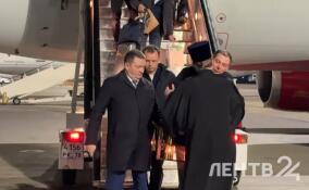 Благодатный огонь из храма Гроба Господня прибыл в Ленинградскую область