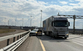 Фура влетела в машину такси на ЗСД перед съездом на КАД