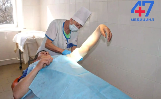 Врачи Ломоносовской больницы спасли руку пациенту после тяжелой травмы от бензопилы