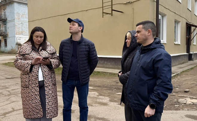 Госжилнадзор контролирует ситуацию с домом в Ивангороде, где обрушился пол