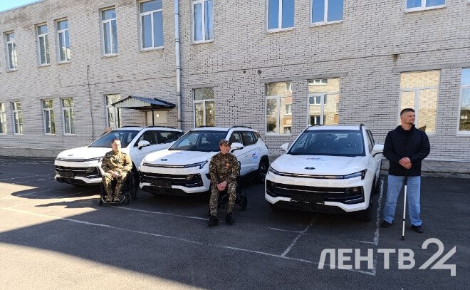 Трем участникам СВО из Ленобласти подарили автомобили с ручным управлением