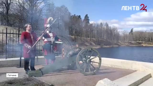 Художественный руководитель хора Валаамского монастыря дал полуденный выстрел из пушки Приоратского дворца