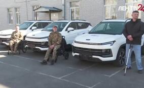 В Гатчине бойцам вручили три новых автомобиля