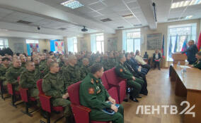 В военкомате Ленобласти проводили в армию 1,5 тыс. новобранцев