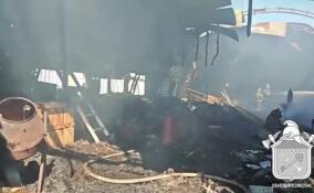 В Подпорожье потушили горящий ангар в Хлебном переулке
