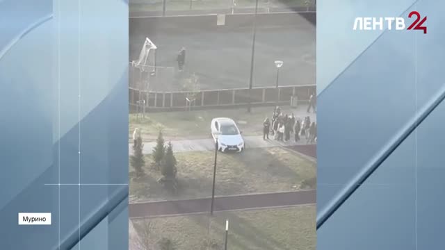 Подросток устроил заезд по муринским газонам на люксовой иномарке