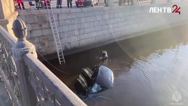 Спасатели достали машину из Обводного канала