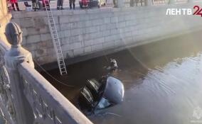 Спасатели достали машину из Обводного канала