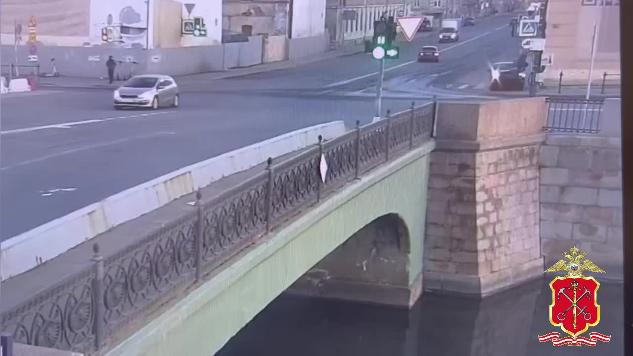 В Петербурге иномарка сбила пешехода и улетела в Обводный канал