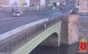 В Петербурге иномарка сбила пешехода и улетела в Обводный канал