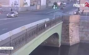 ДТП с наездом на пешехода и падением автомобиля в Обводный канал попало в объектив камеры наблюдения