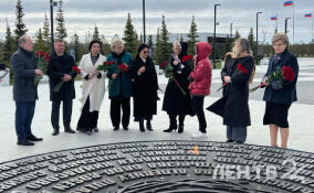 Депутаты Госдумы возложили цветы к мемориальному комплексу в Зайцево