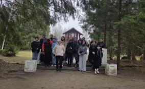 Сотрудники комитета образования Ленобласти навели порядок в парке «Свирская Победа»