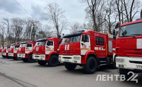 Ленинградским пожарным передали 13 новых автоцистерн и пять «Газелей»