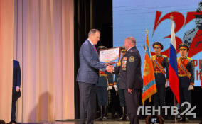 Александр Дрозденко в Гатчине поздравил сотрудников МЧС с Днем пожарной охраны