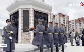 Ко Дню пожарной охраны ветераны и действующие сотрудники МЧС возложили цветы к памятнику героям-пожарным в Гатчине