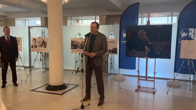 В Доме правительства Ленобласти открылась выставка памяти Жириновского