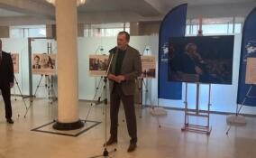 В Доме правительства Ленобласти открылась выставка памяти Жириновского