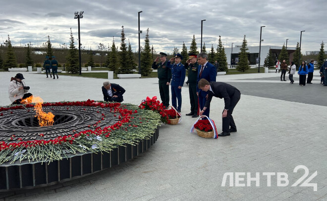 Сотни жителей Петербурга и Ленобласти возложили цветы к мемориалу в Зайцево