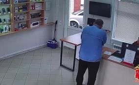 Мужчина с пистолетом ограбил магазин в Больших Тайцах